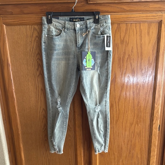 Indigo Rein Light Wash Distressed Ankle Jeans - Picture 1 of 1